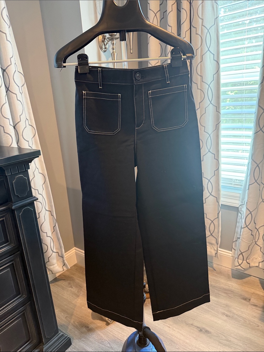 Black Wide-Leg Women’s Jeans with Contrast Stitching